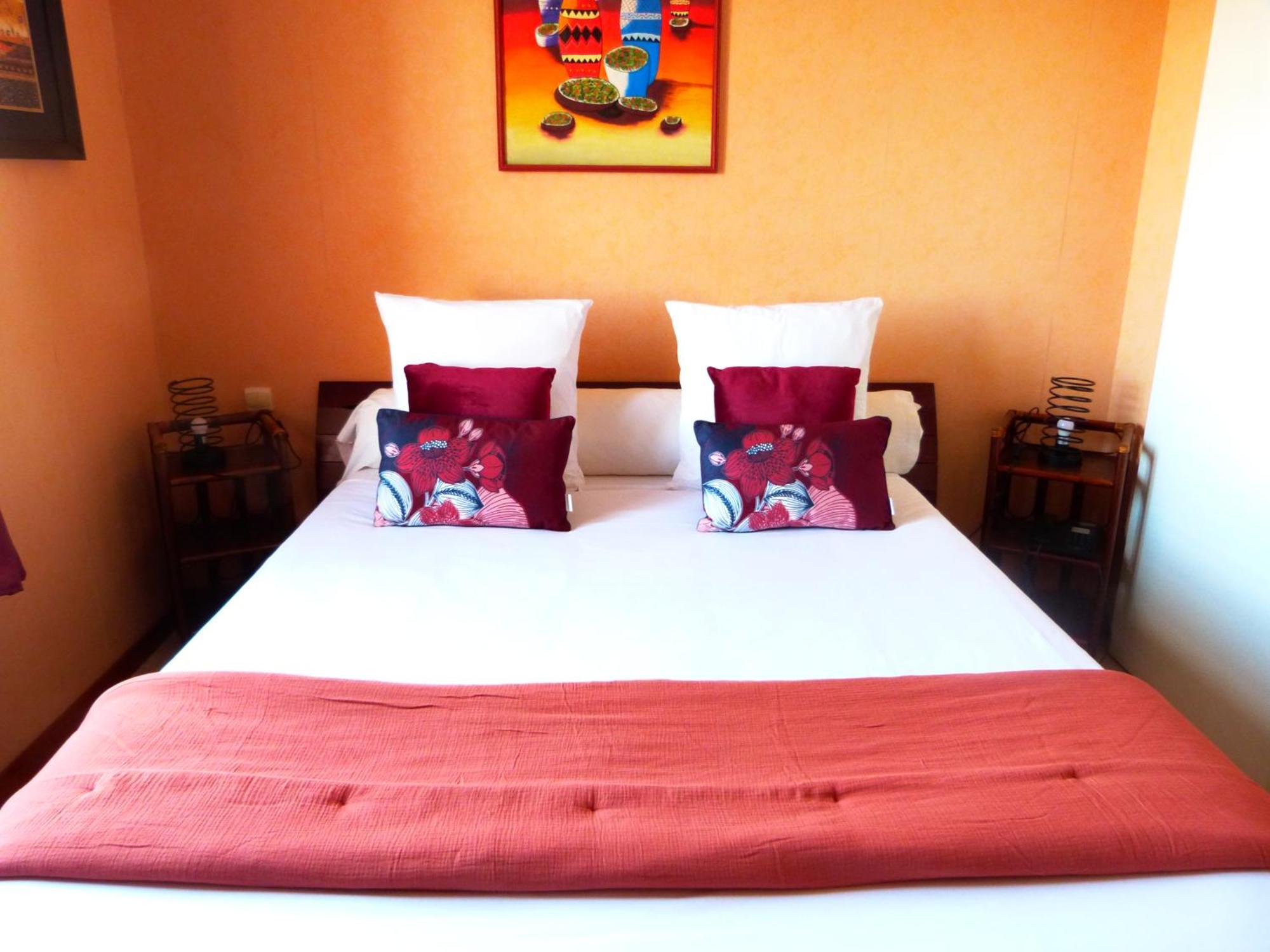Logis Hotel Les Confins Du Perche Sceaux-sur-Huisne Buitenkant foto