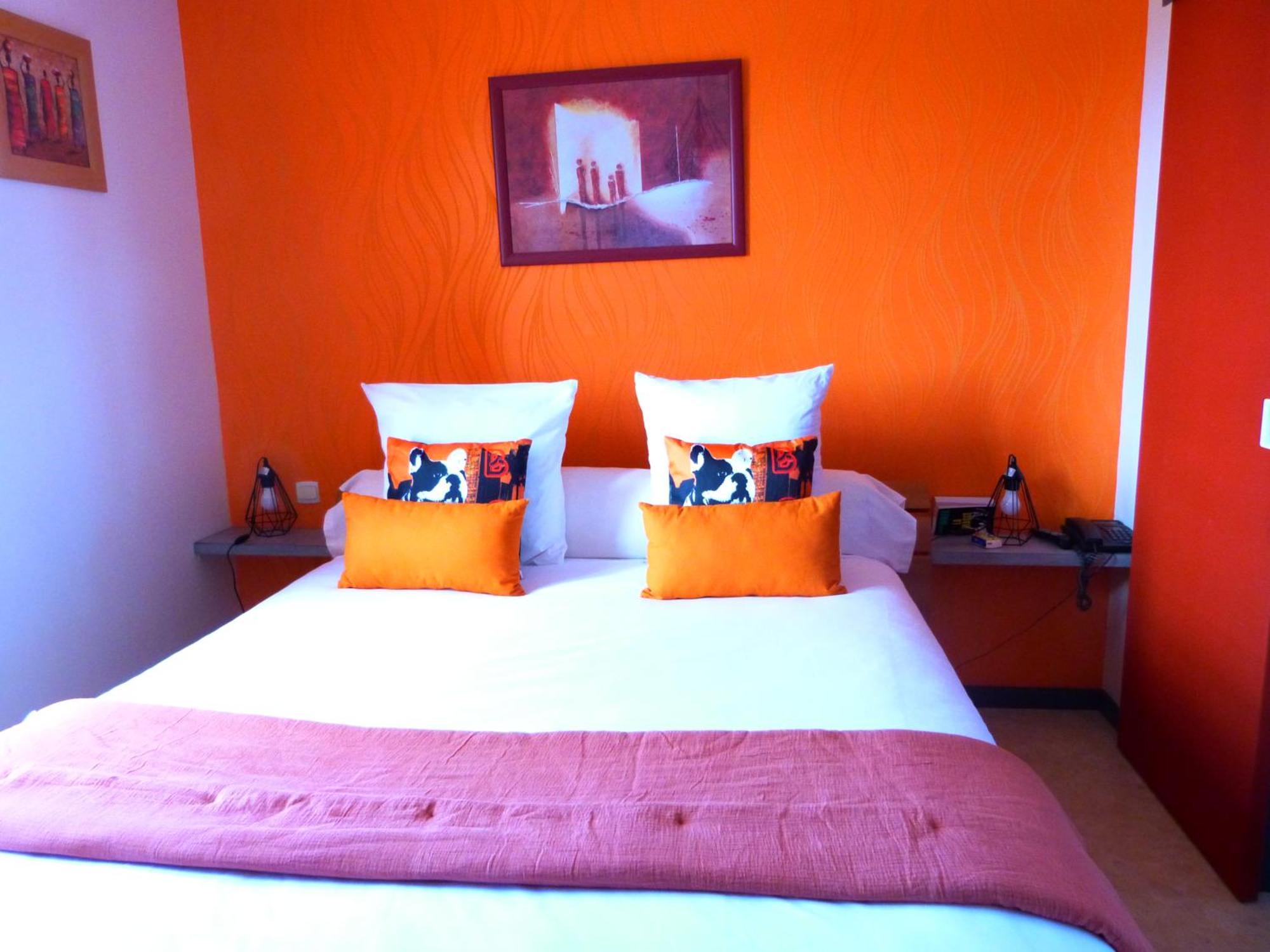Logis Hotel Les Confins Du Perche Sceaux-sur-Huisne Buitenkant foto